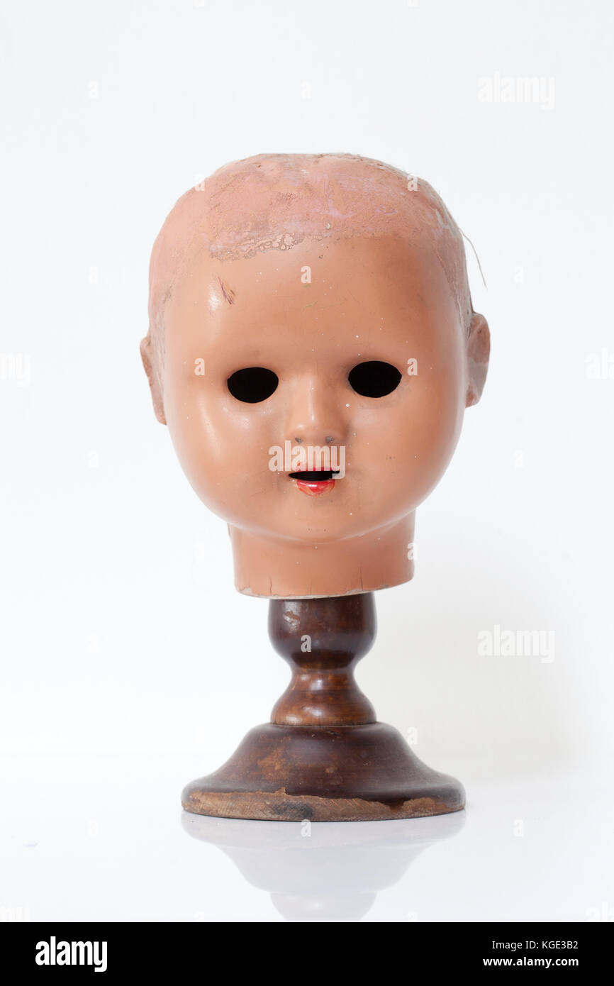 Gruselige Puppen Kopf gegen einen weißen Hintergrund Stockfoto