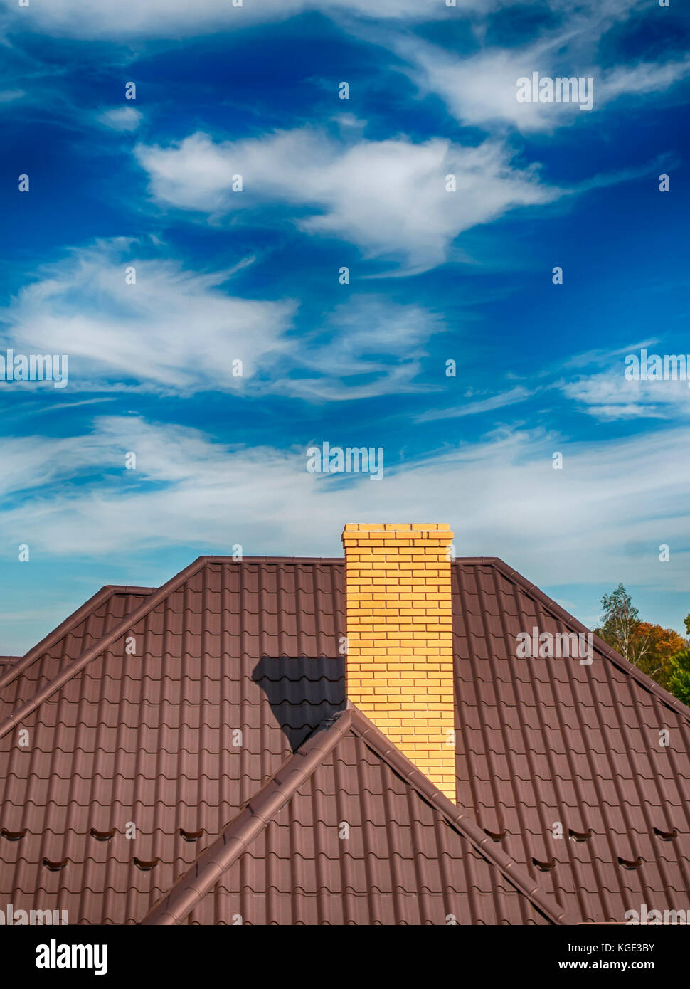 Bis Schornstein auf dem Dach schließen Stockfoto