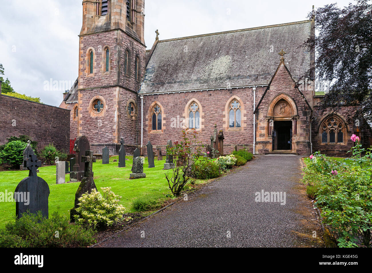 Saint Andrew's Church, Sehenswürdigkeiten in Fort William, Schottland, Vereinigtes Königreich. Bewölkt regnerischer Tag und ruhige Atmosphäre. Stockfoto