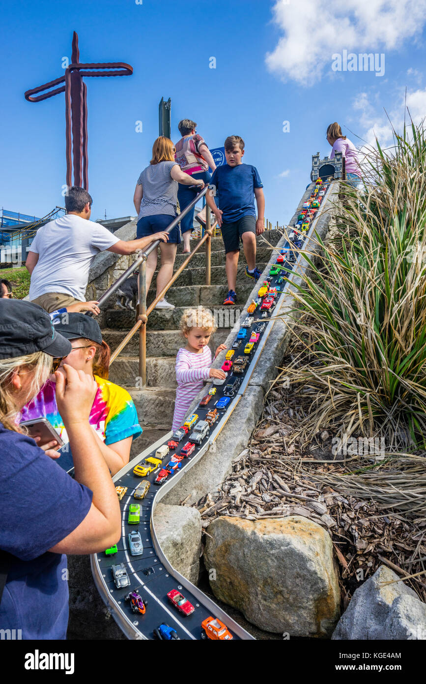 Skulptur am Meer 2017, jährliche Ausstellung an der Küste zu Fuß zwischen Bondi und Tamara Beach, Sydney, New South Wales, Australien. Verwendet Spielzeugauto inst Stockfoto