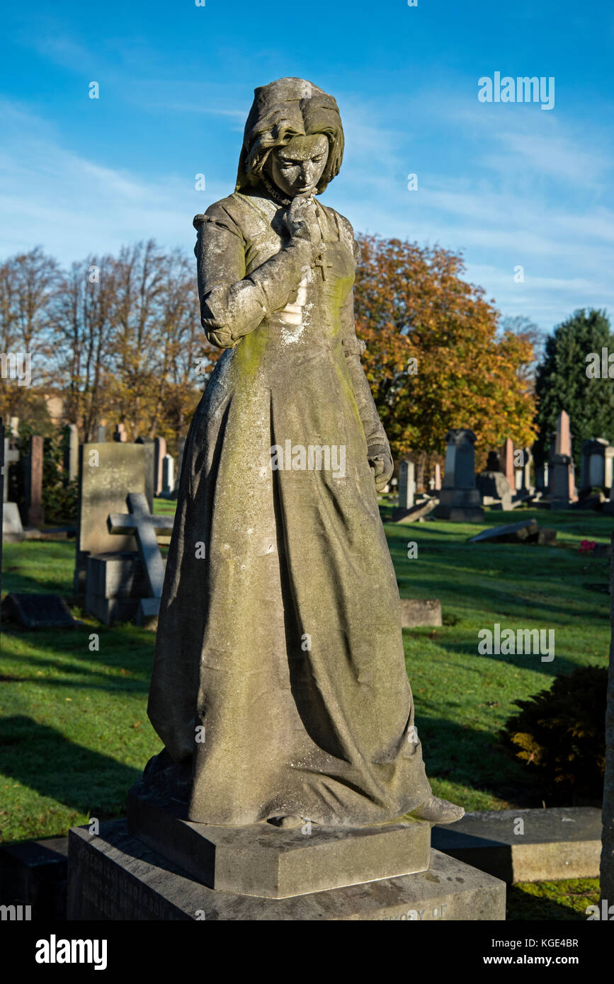 Ein ungewöhnliches Denkmal in Morningside Friedhof, Edinburgh, zeigt eine junge Frau in eine nachdenkliche oder nachdenkliche Stimmung. Stockfoto