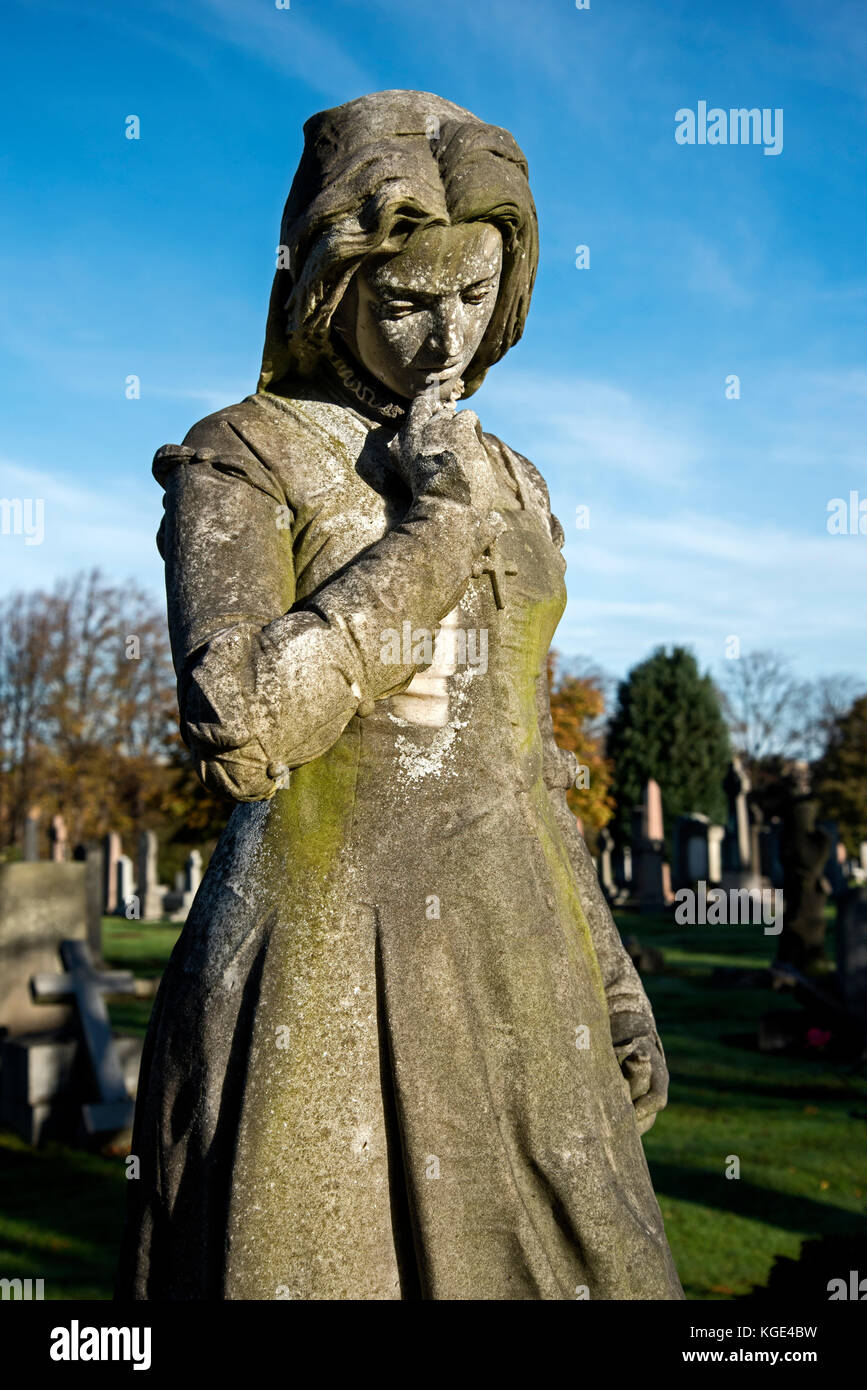 Ein ungewöhnliches Denkmal in Morningside Friedhof, Edinburgh, zeigt eine junge Frau in eine nachdenkliche oder nachdenkliche Stimmung. Stockfoto