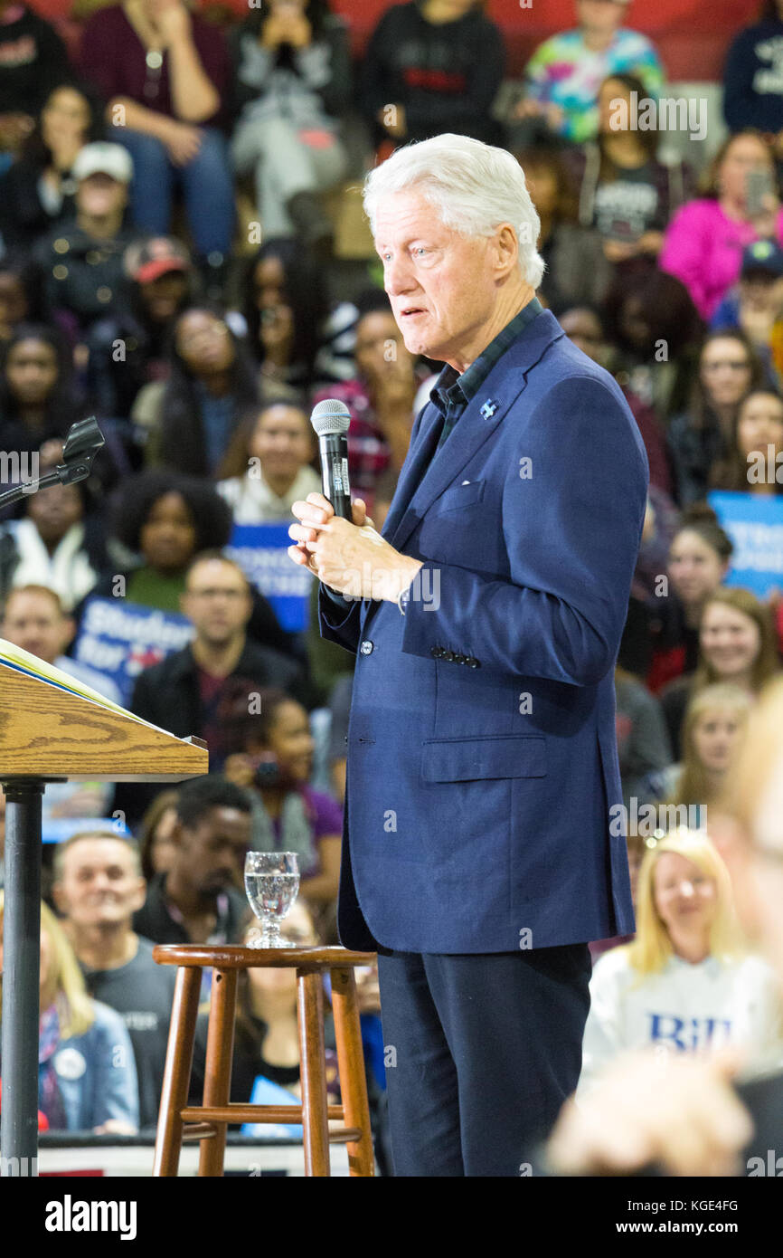 Reading, PA - Oktober 28, 2016: Der ehemalige US-Präsident Bill Clinton erregt die Masse bei einer Rallye für seine Frau Hillary an Albright College. Stockfoto