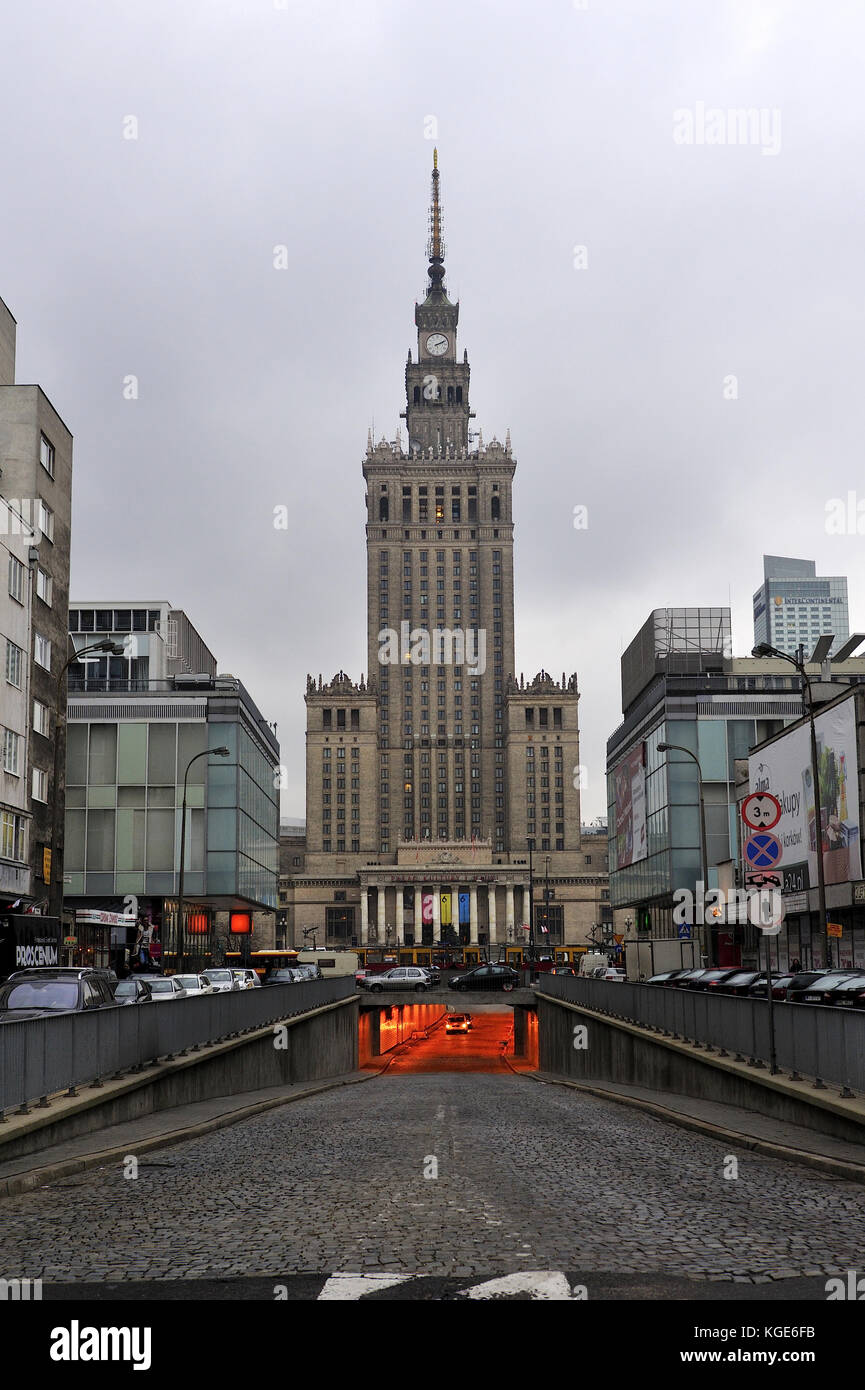 Warschau, Polen. Stadtzentrum nach Sonnenuntergang. Der Kulturpalast - PKiN Stockfoto