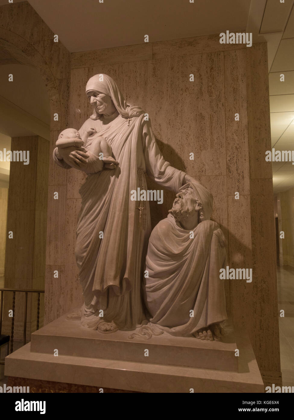 Statue der Mutter Teresa von Kalkutta, Memorial Hall, Basilika Nationalheiligtum der Unbefleckten Empfängnis in Washington DC, USA. Stockfoto