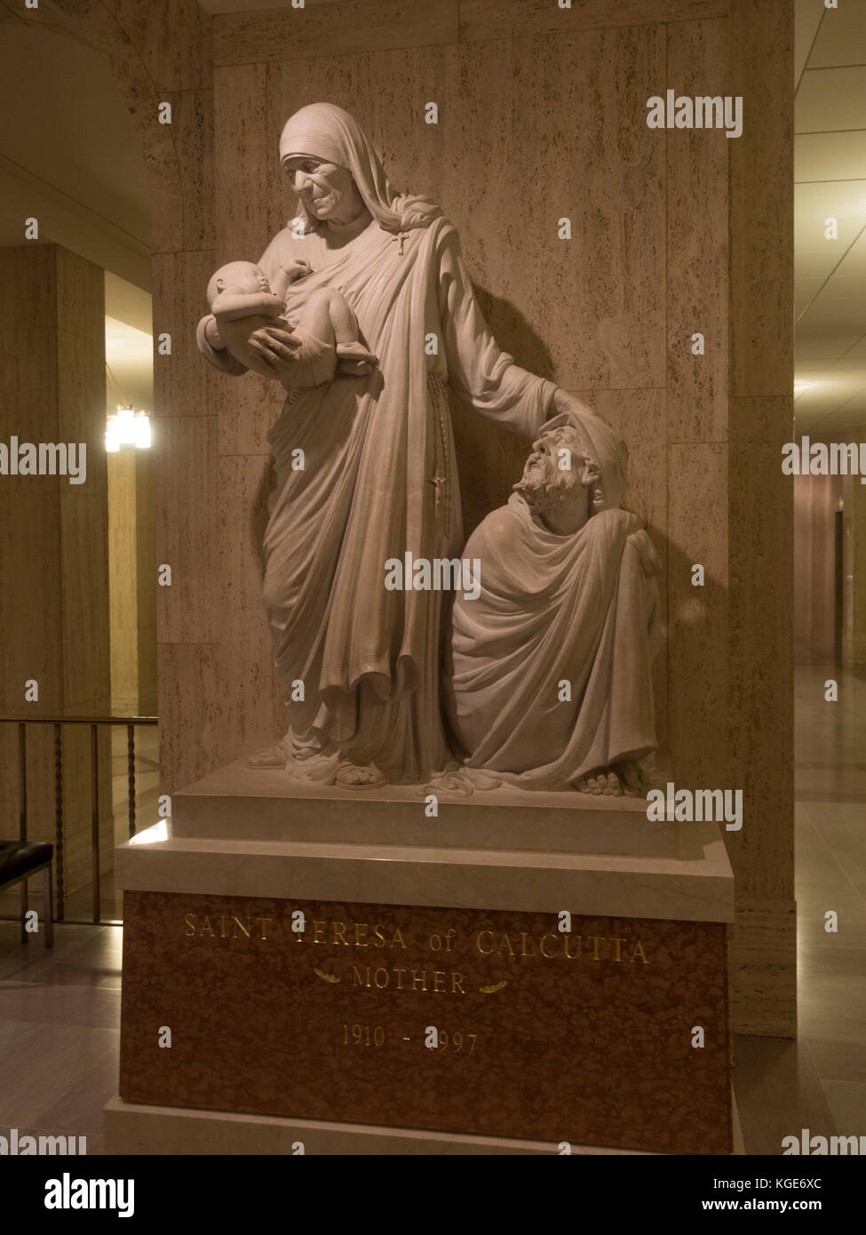 Statue der Mutter Teresa von Kalkutta, Memorial Hall, Basilika Nationalheiligtum der Unbefleckten Empfängnis in Washington DC, USA. Stockfoto