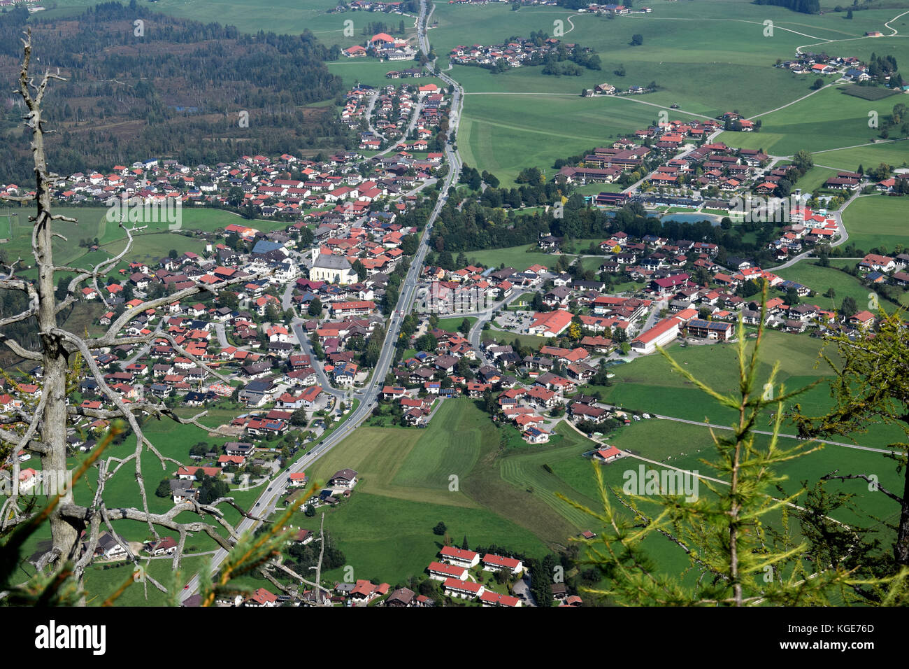alpendorf Inzell im Chiemgau, Oberbayern, Deutschland, von Falkenstein aus gesehen Stockfoto