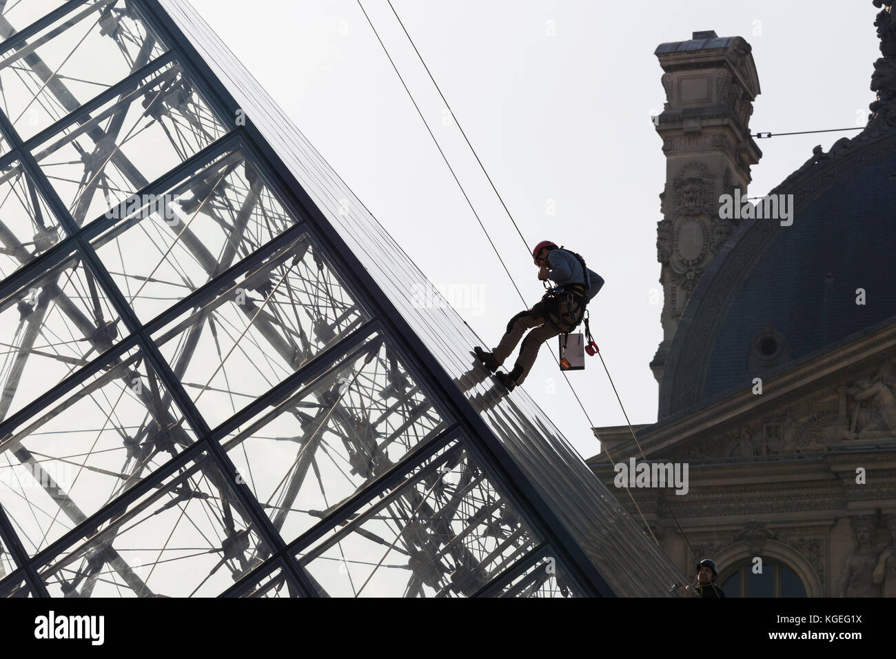 Workman Abseilstellen auf außerhalb des Louvre Pyramide Sicherheit und Sicherheitsprüfungen von Glas Gebäude Stockfoto