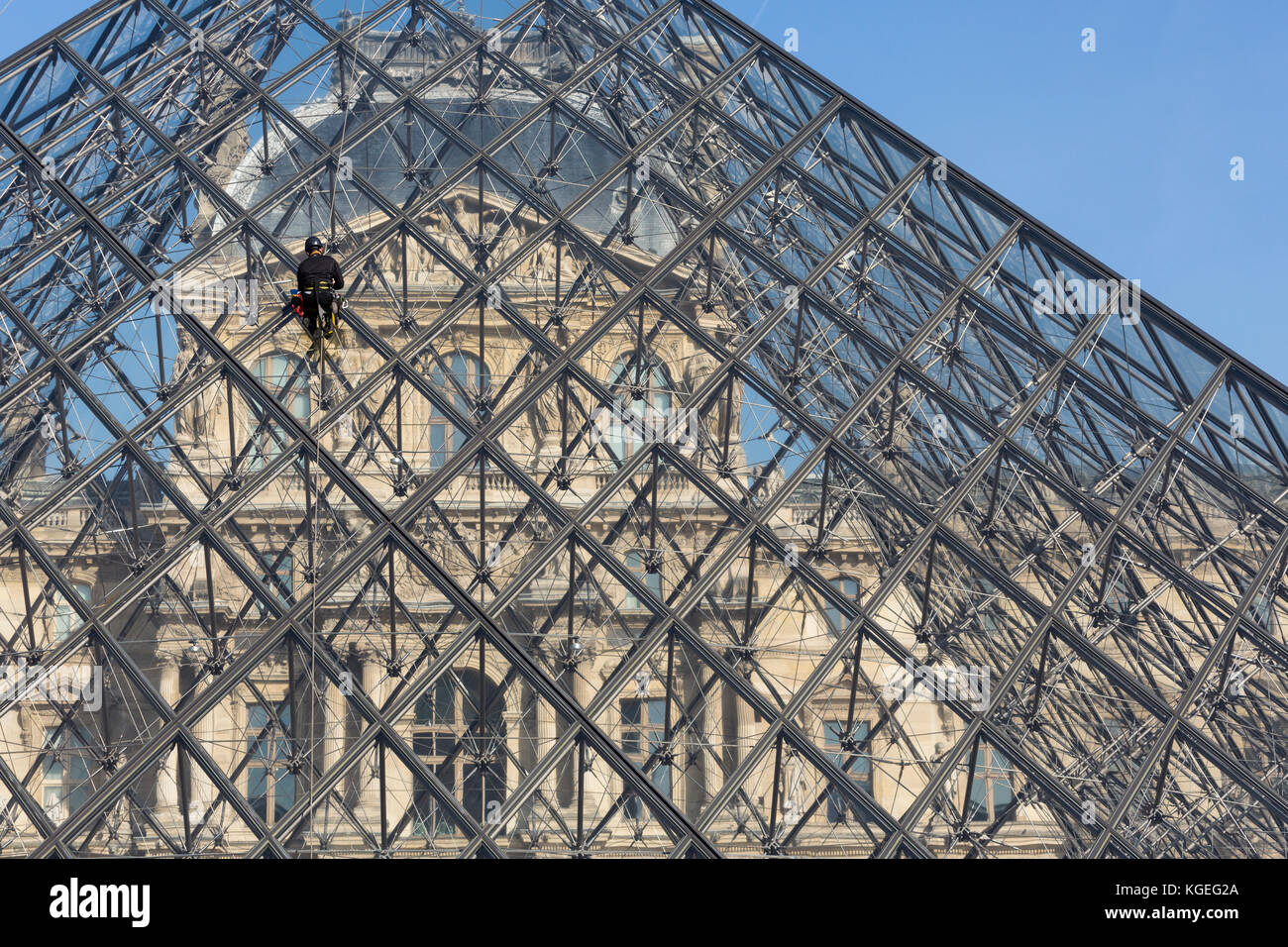 Workman Abseilstellen auf außerhalb des Louvre Pyramide Sicherheit und Sicherheitsprüfungen von Glas Gebäude Stockfoto