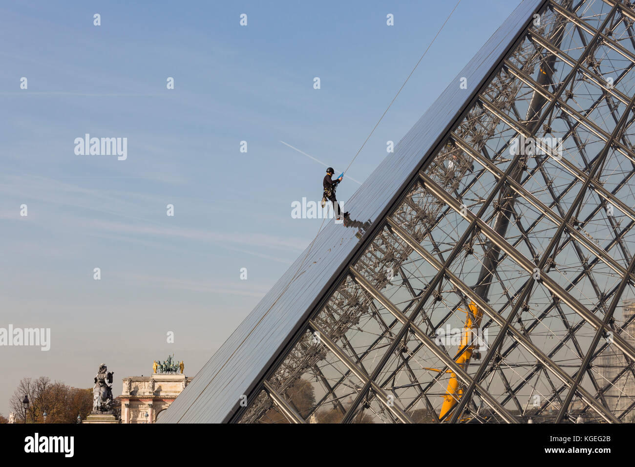 Workman Abseilstellen auf außerhalb des Louvre Pyramide Sicherheit und Sicherheitsprüfungen von Glas Gebäude Stockfoto