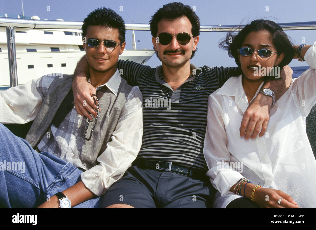 Saudischen Prinzen Al-Waleed Bin Talal Bin Abdulaziz Al Saud, Unternehmer, Investor und Philanthrop, und Mitglied der saudischen Königsfamilie, auf Sommerurlaub mit Kindern an Bord seiner "Königreich 5 KR 85-Meter Yacht, kaufte "Trump Princess' von Donald Trump in den 1980er Jahren während seiner finanziellen Probleme, die Wiederum gekauft "nabila" aus Saudi-arabien Waffenhändler Khashoggi, während welcher Zeit es als die Fliegende Untertasse in James Bond "Nie Nie wieder", in Nizza, Frankreich im Jahre 1997 sagen. Al-Waleed war November 4th, 2017 in einem verhaftet - Korruption, dass mindestens 10 andere Fürsten, vier mi enthalten Stockfoto