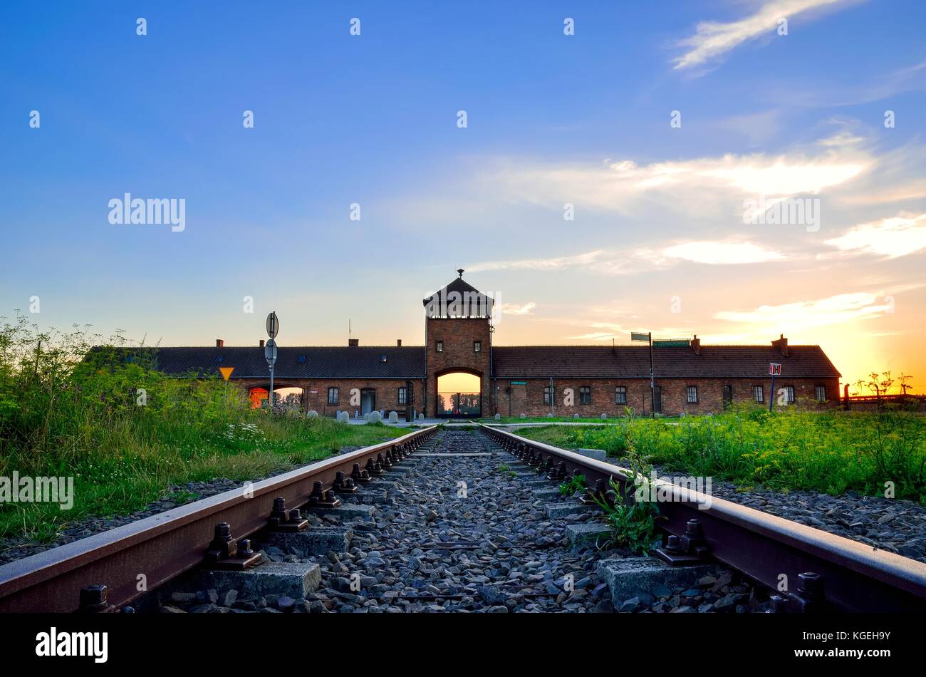 OSWIECIM, POLEN - 29. JULI 2017: Haupttor des Konzentrationslagers Auschwitz Birkenau in Oswiecim, Polen. Stockfoto