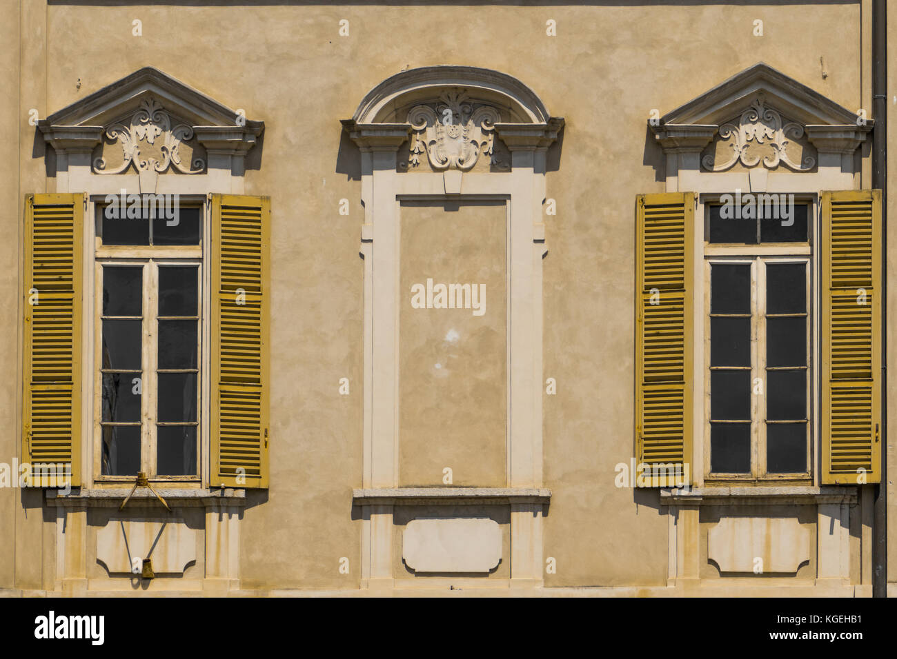 Windows in Piazza Trento e Trieste, crema Italien Stockfoto
