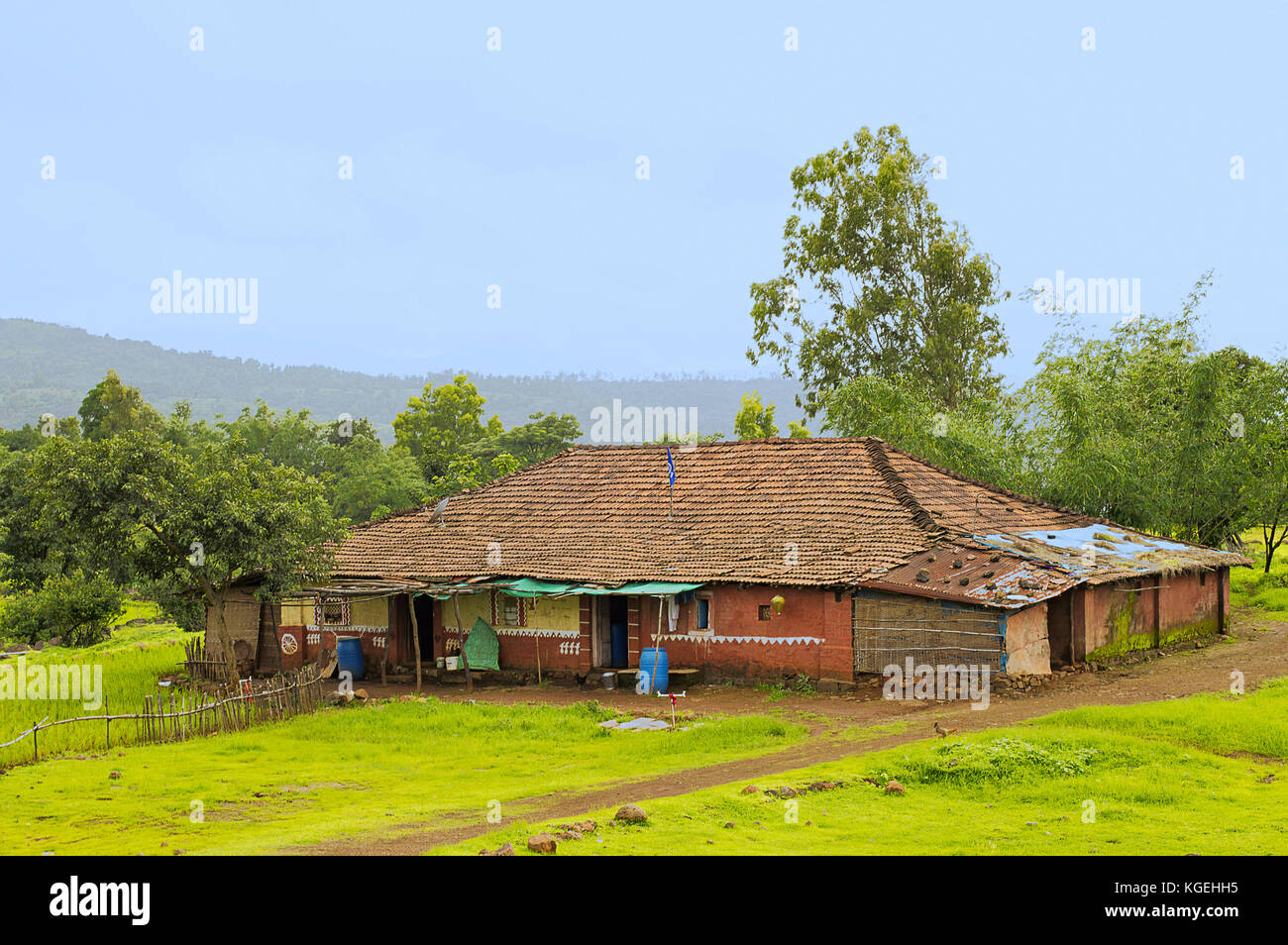 Indische traditionelles Haus im Dorf konkan Region in der Nähe von varandhaghat, Pune, Maharashtra Stockfoto