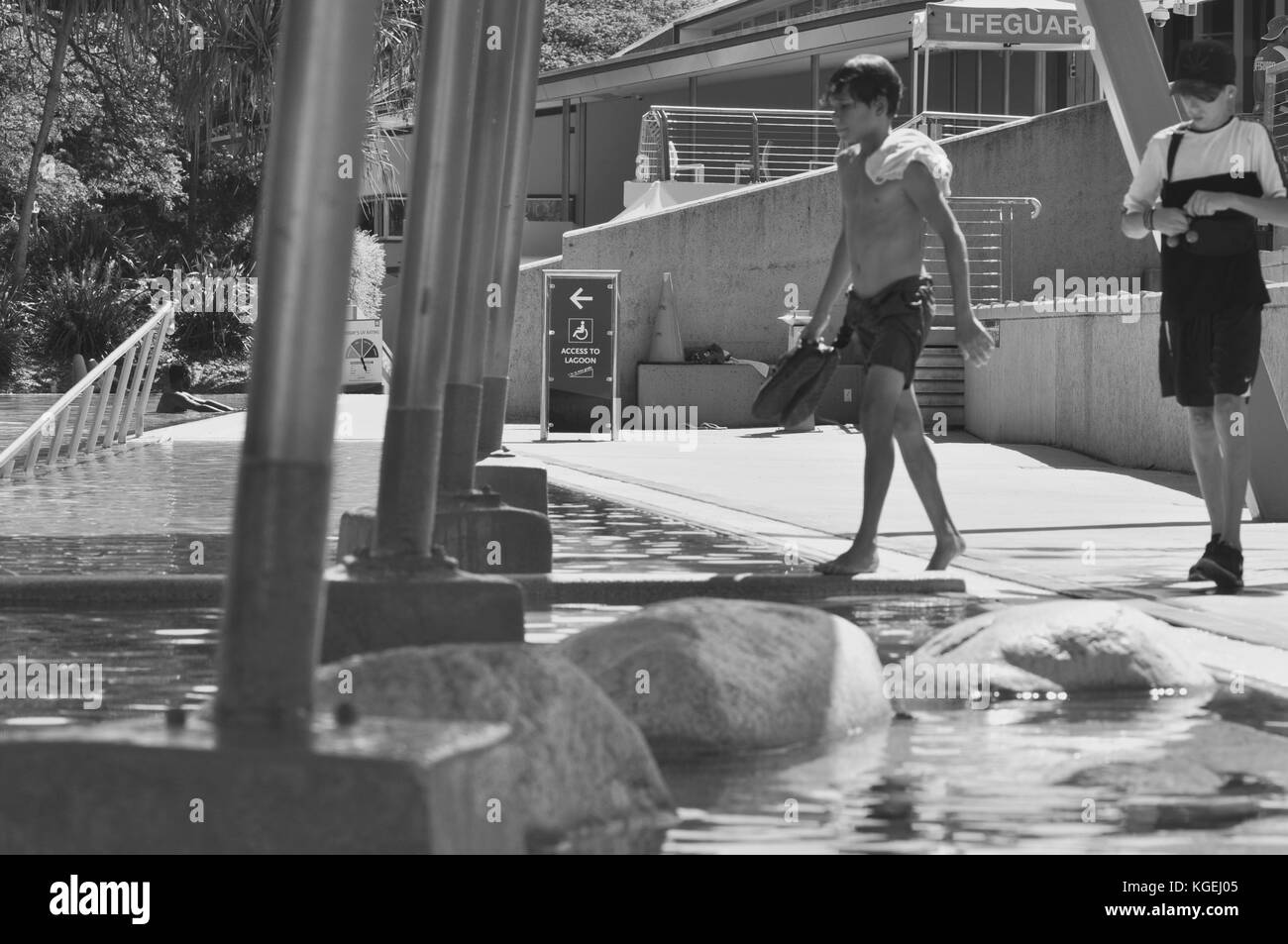 Ein paar Kinder, die versuchten meinen Besitz an riverway Pool, Townsville, Queensland, Australien zu stehlen Stockfoto