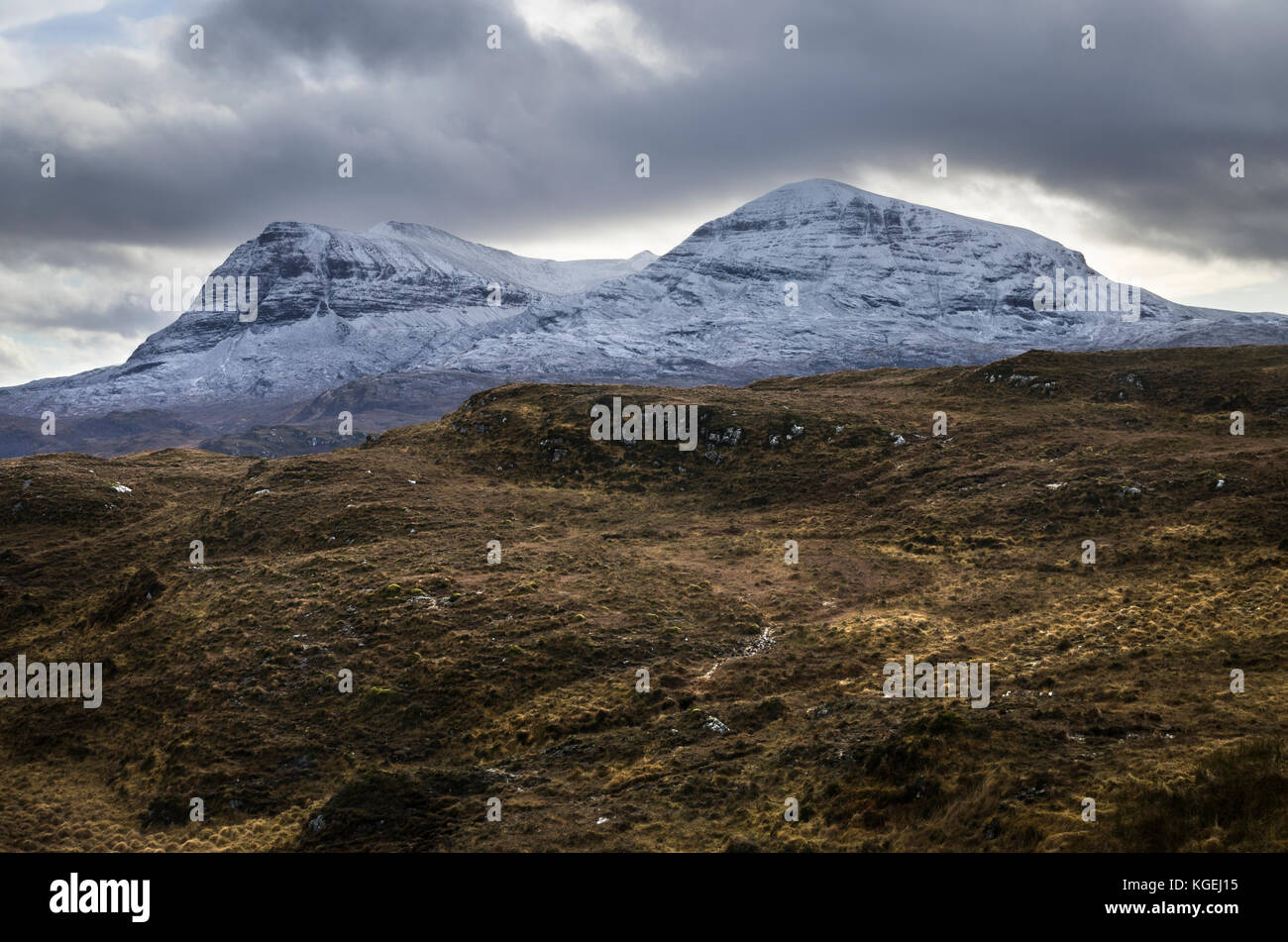 Quinag Mountain mit Sail Gharbh und Sail Ghorm im Winter mit Schnee in Assynt, Sutherland, North West Highlands in Schottland an der Nordküste 500, Großbritannien Stockfoto