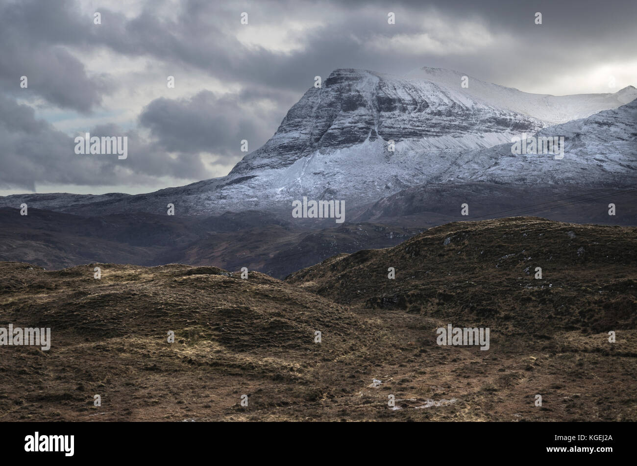 Quinag Mountain mit Sail Gharbh Peak im Winter mit Schnee in Assynt, Sutherland, North West Highlands in Schottland auf der North Coast 500 Route, Großbritannien Stockfoto