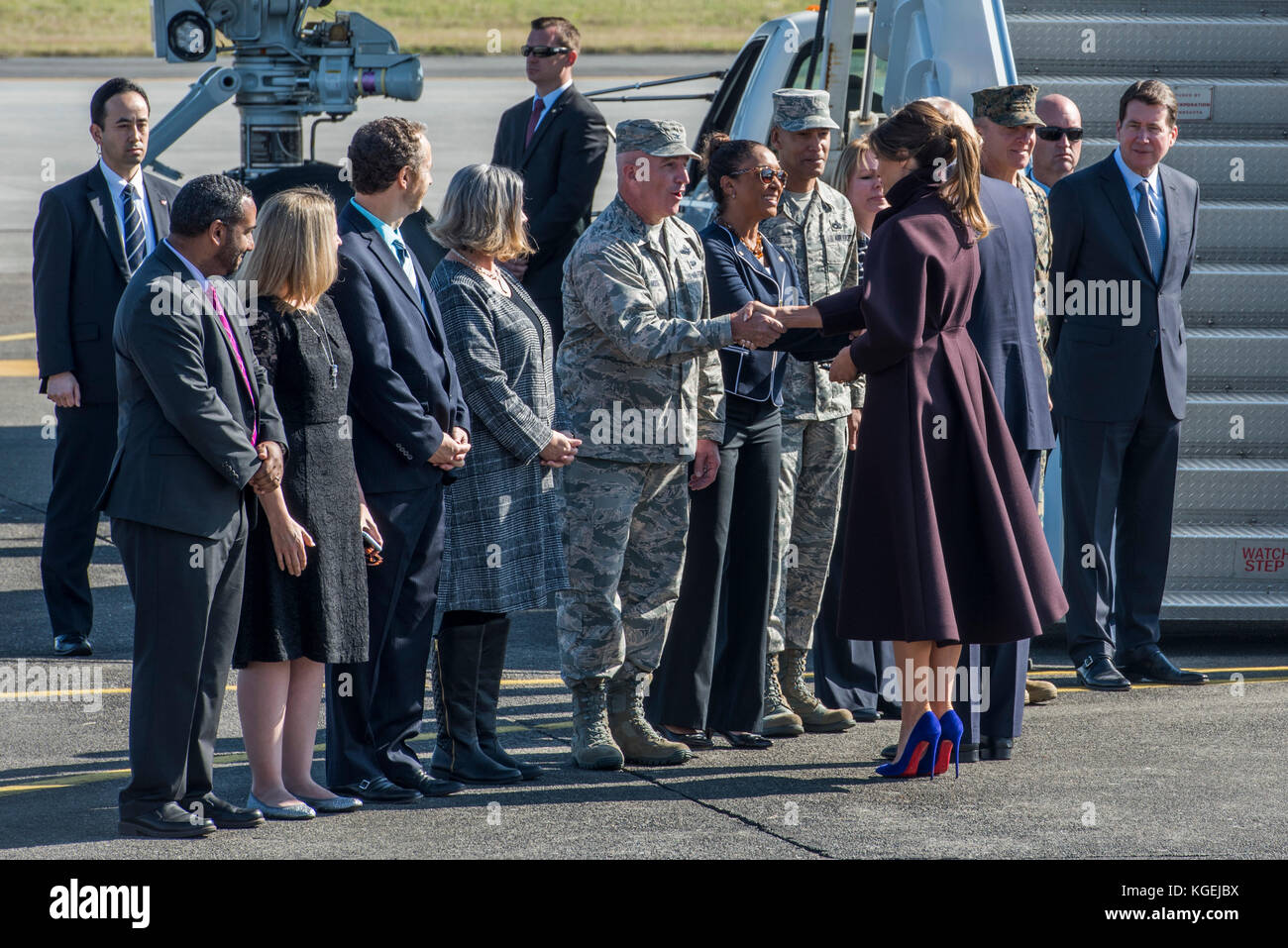 First Lady Melania Trump schüttelt Hände mit Oberst Kenneth Moos, 374 Airlift Wing Commander, vor dem Boarding Air Force One, Nov. 7, 2017, in Yokota Air Stockfoto