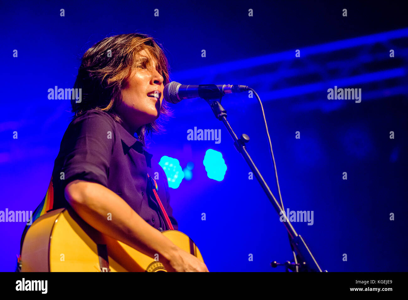 Tanita Tikaram singen auf der Bühne während eines Konzertes Stockfoto