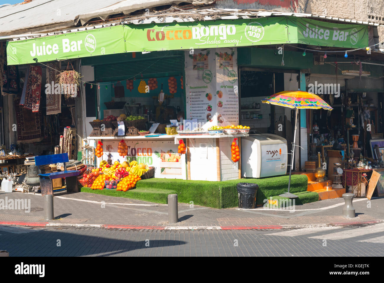 Israel das Heilige Land Tel Aviv Jaffa Jaffa Cocco Bongo Saftbar Schütteln Sie frisches Obst kühlschrank Sonnenschirm Straße Ecke orangen Bananen Granatäpfel Stockfoto