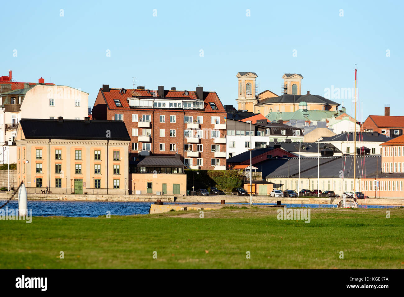 Karlskrona, Schweden - 30. Oktober 2017: Umweltdokumentation. Stadtbild mit der zum Weltkulturerbe gehörenden Fredrik-Kirche im Hintergrund und dem historischen Hollstromska Stockfoto