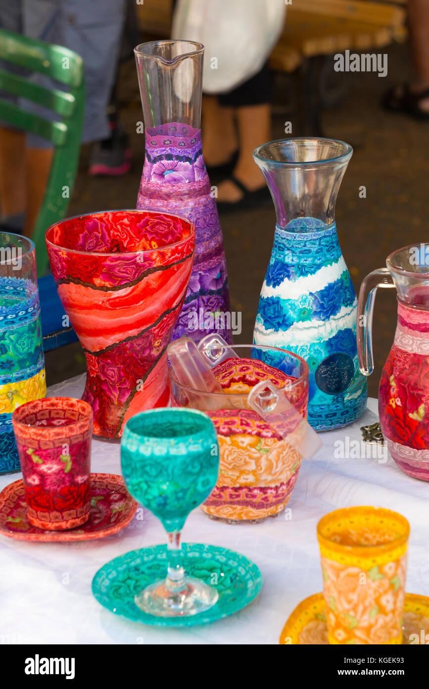 Israel das Heilige Land Tel Aviv Nahalat Binyamin Straße Kunst & Handwerk Handwerk Messe Markt handbemalte Glas Vasen Krüge Weingläser Eiskübel Stockfoto