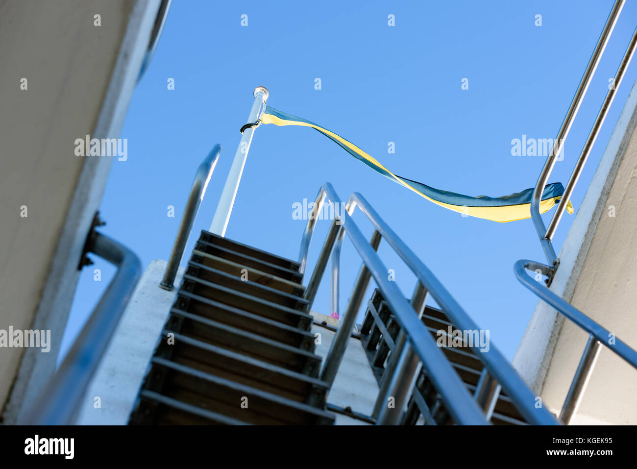 Schwedische pennon, bewegt sich der Wind über einen Sprungturm. Stockfoto
