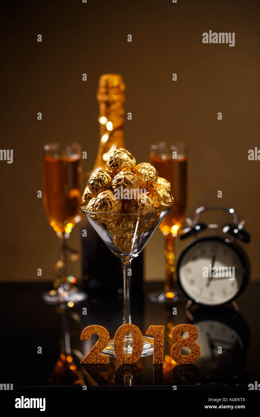 2018 Neues Jahr Konzept mit Uhr, Schokolade und Champagner Stockfoto