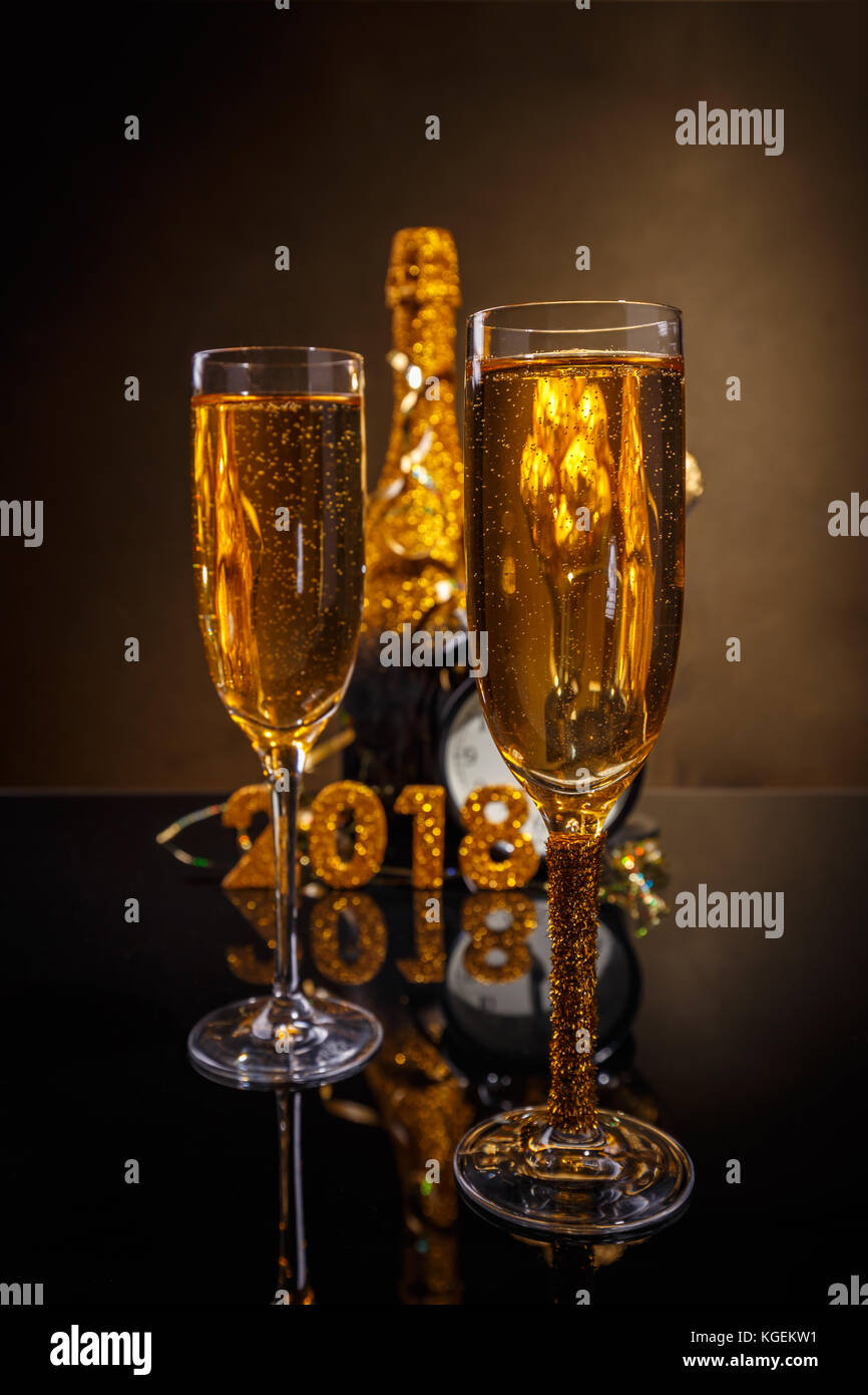 2018 Silvester Feier Hintergrund mit zwei Flöten und Flasche Champagner Stockfoto