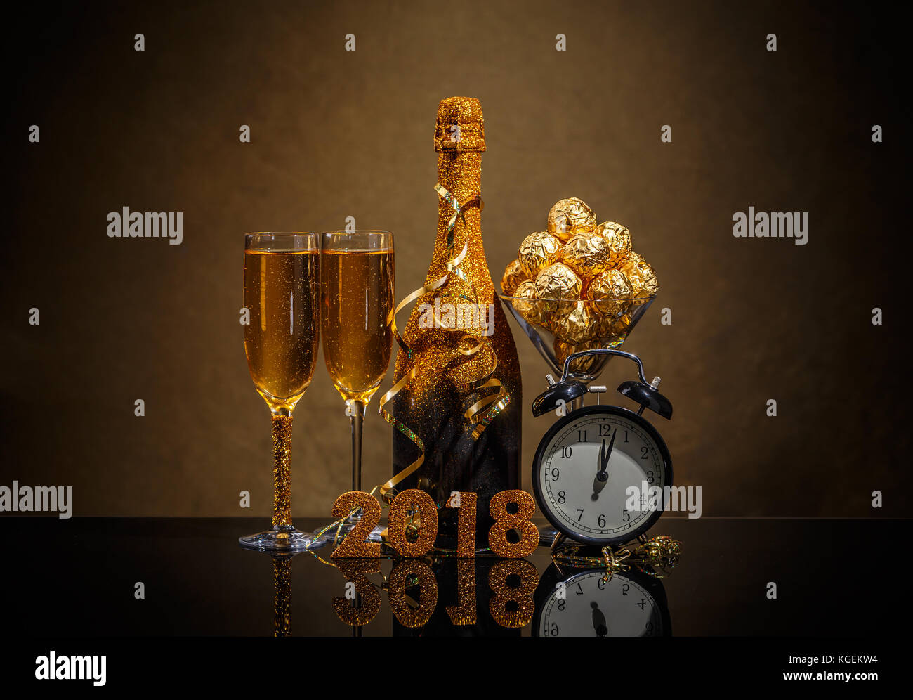 2018 Silvester Feier Hintergrund mit zwei Flöten, eine Flasche Champagner und eine Uhr. Stockfoto
