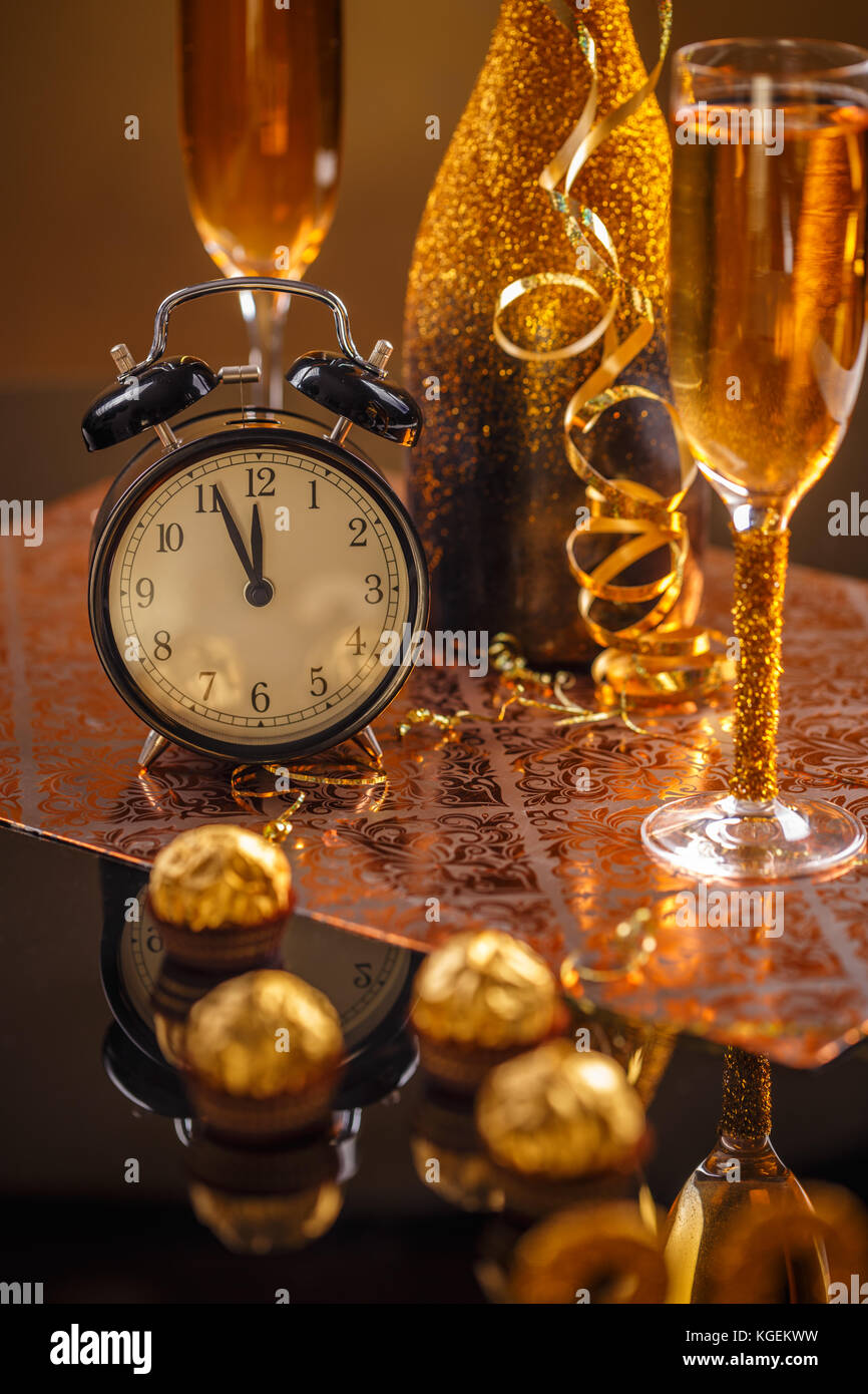 Von 2018 Silvester Feier Hintergrund mit Schokolade und Champagner Stockfoto