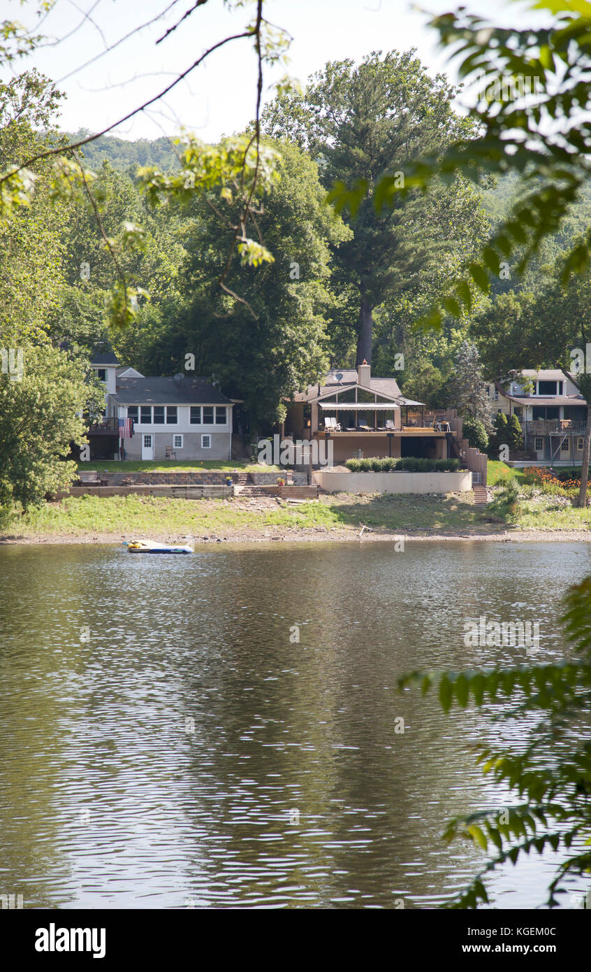 Häuser entlang der Delaware Damm in New Jersey gesehen von Pennsylvania - USA Stockfoto