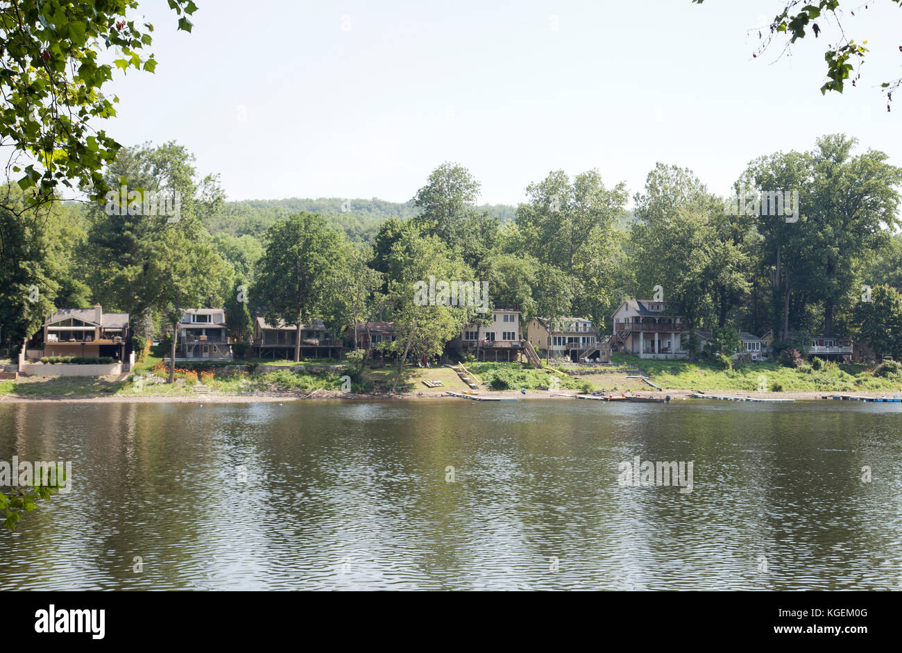 Häuser entlang der Delaware Damm in New Jersey gesehen von Pennsylvania - USA Stockfoto