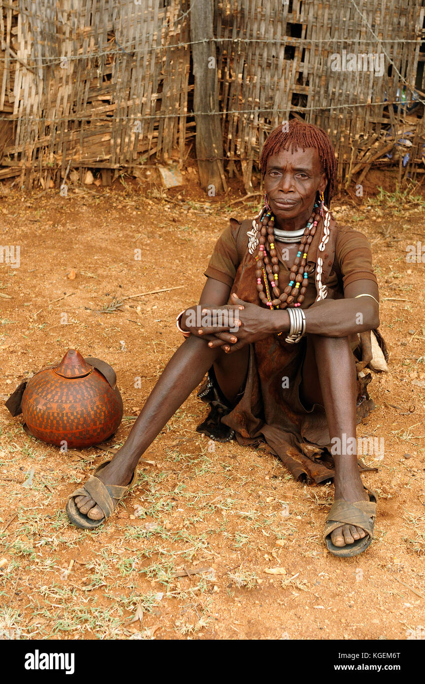 Dimeka, omo Valley, Äthiopien - Juli 27: Porträt der Frau von Hamer Menschen Ruhe durch den Zaun auf der Durchreise zu den lokalen Markt in dimeka, om Stockfoto