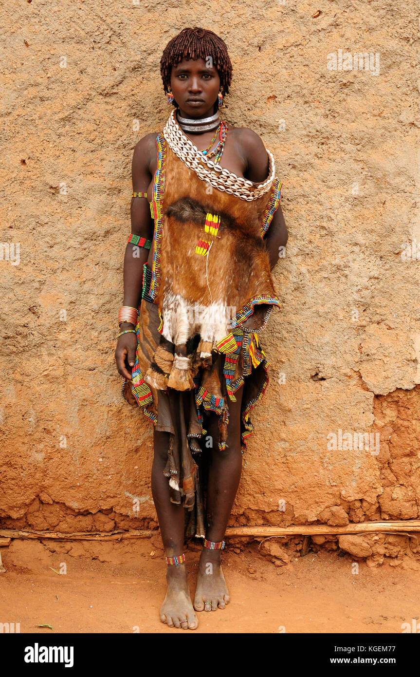 Dimeka, omo Valley, Äthiopien - Juli 26: Porträt der Frau von Hamer Menschen Ruhe durch den Zaun auf der Durchreise zu den lokalen Markt in dimeka, om Stockfoto