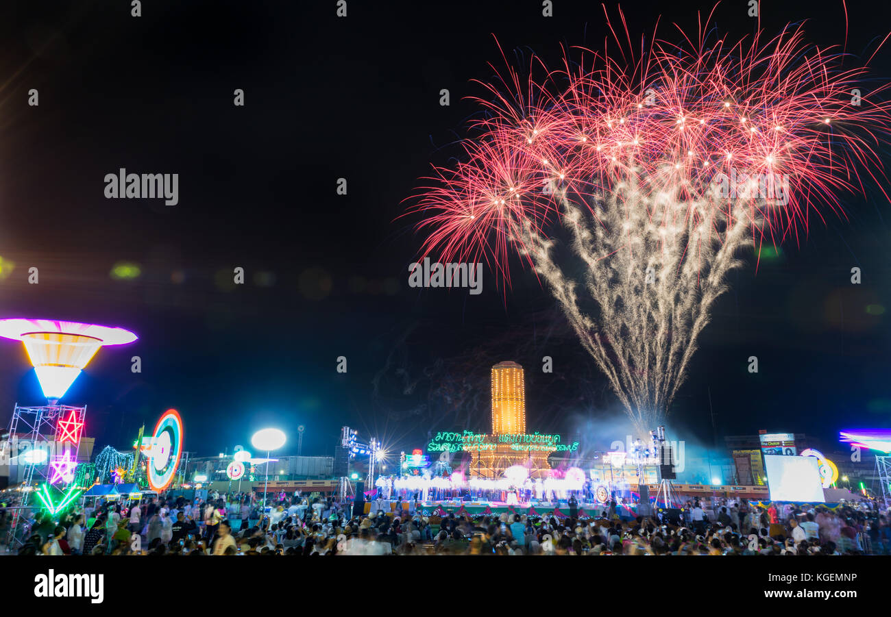 Lop Buri, Thailand - November 3,2017. erstaunlich Feuer arbeit Feier die in Loy Krathong Festival 2017 am sra kaew Kreis Lop Buri, Thailand. Stockfoto