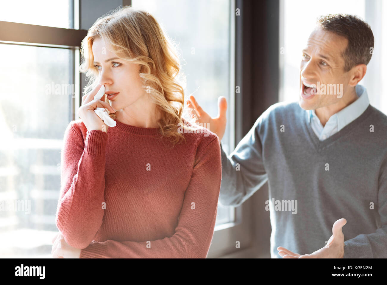 Wütend emotionale Mann schrie seine Frau Stockfoto