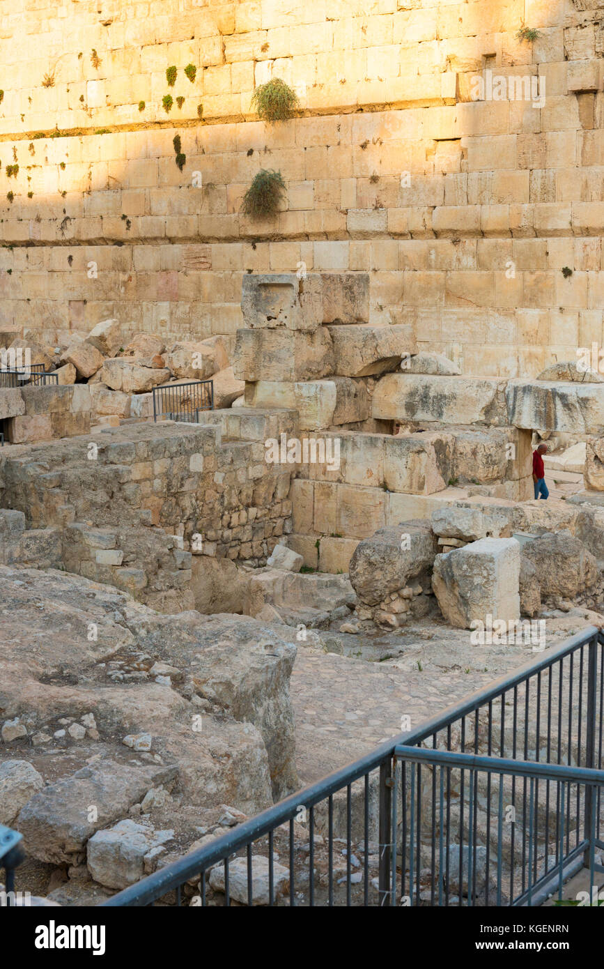 Israel das Heilige Land Jerusalem Altstadt Azarat Yisrael Plaza Ophel Archäologischen Park Südliche Westliche Mauer Steine Ruinen Abschnitt die breite Mauer Stockfoto