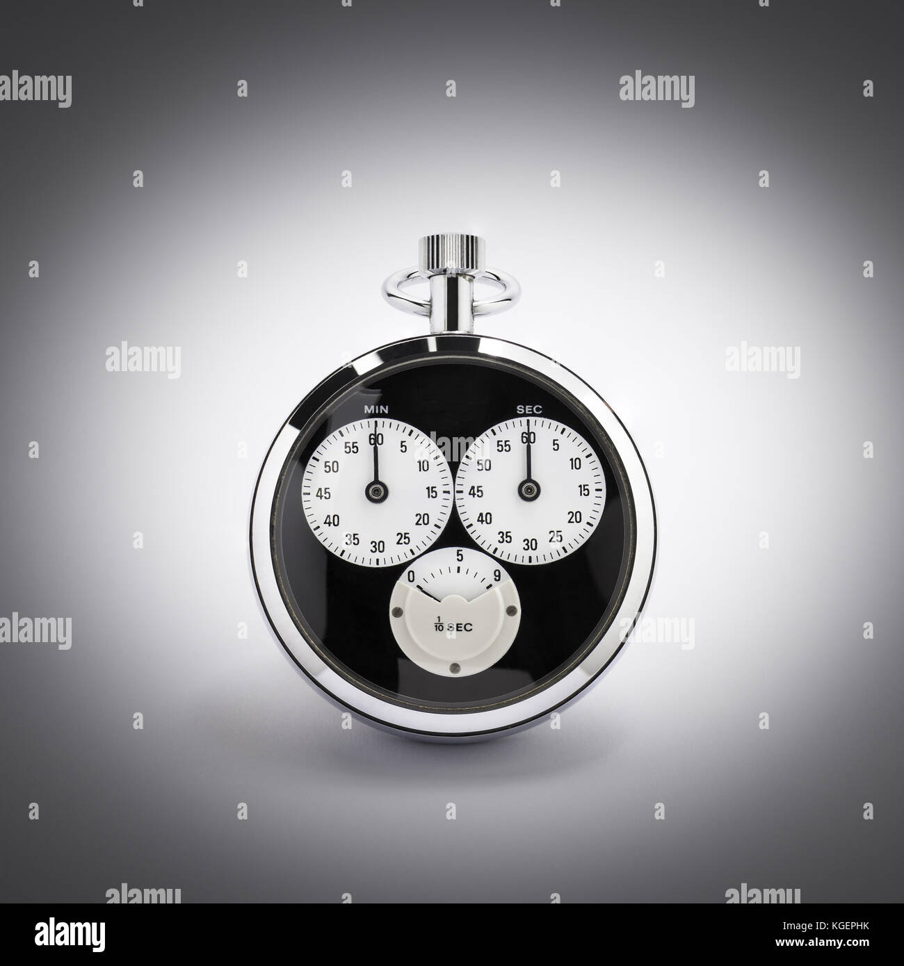 Eine alte Schwarz und Chrom Chronometer perfekt arbeiten an einer Steigung Hintergrund Stockfoto