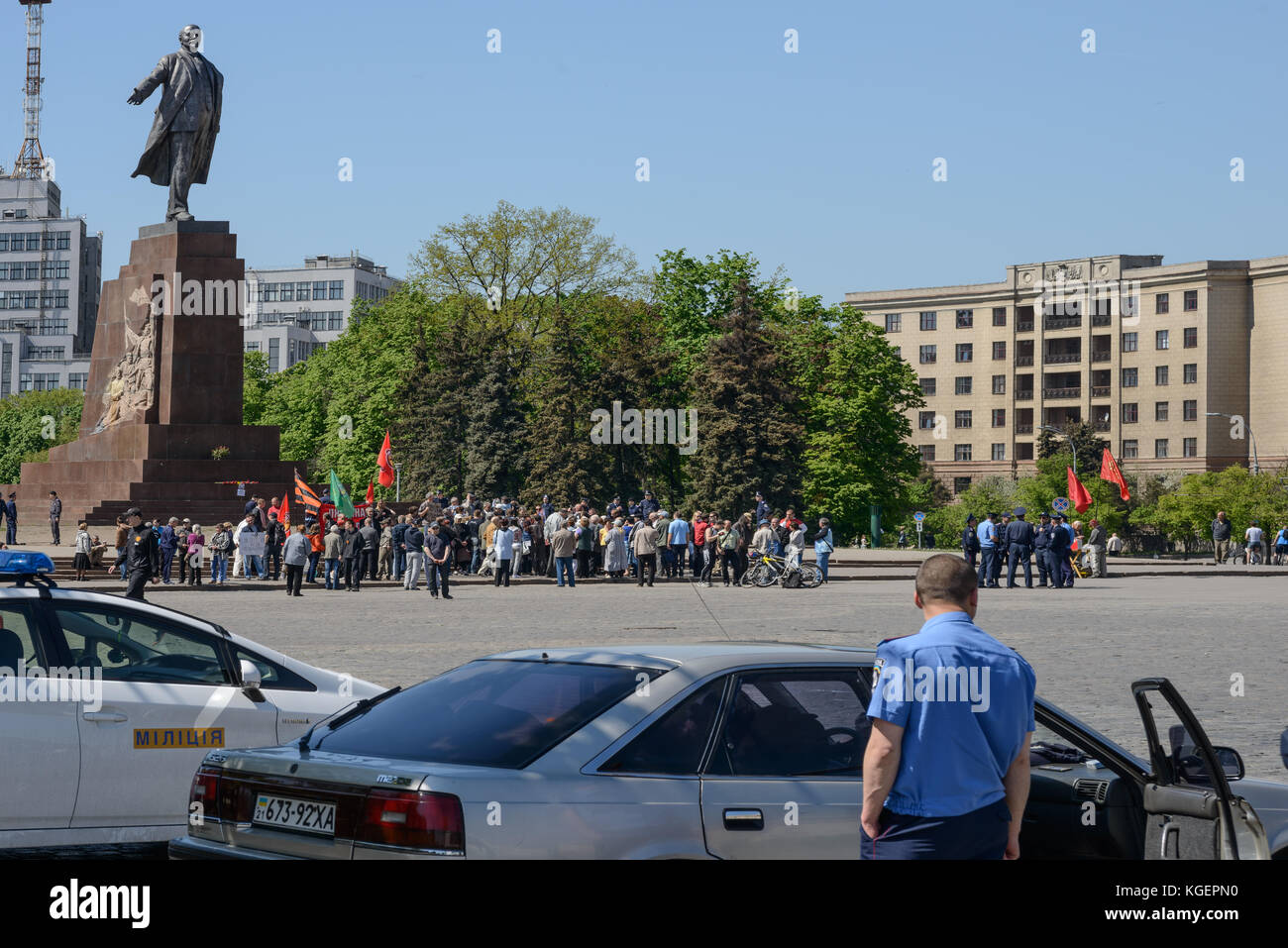 Charkow, Ukraine - Mai 03, 2014: Protest auf dem Platz vor der Regierungspalast nach dem Maidan Fakten in Charkiw, Polizei beobachten. Übrigens, die Stockfoto