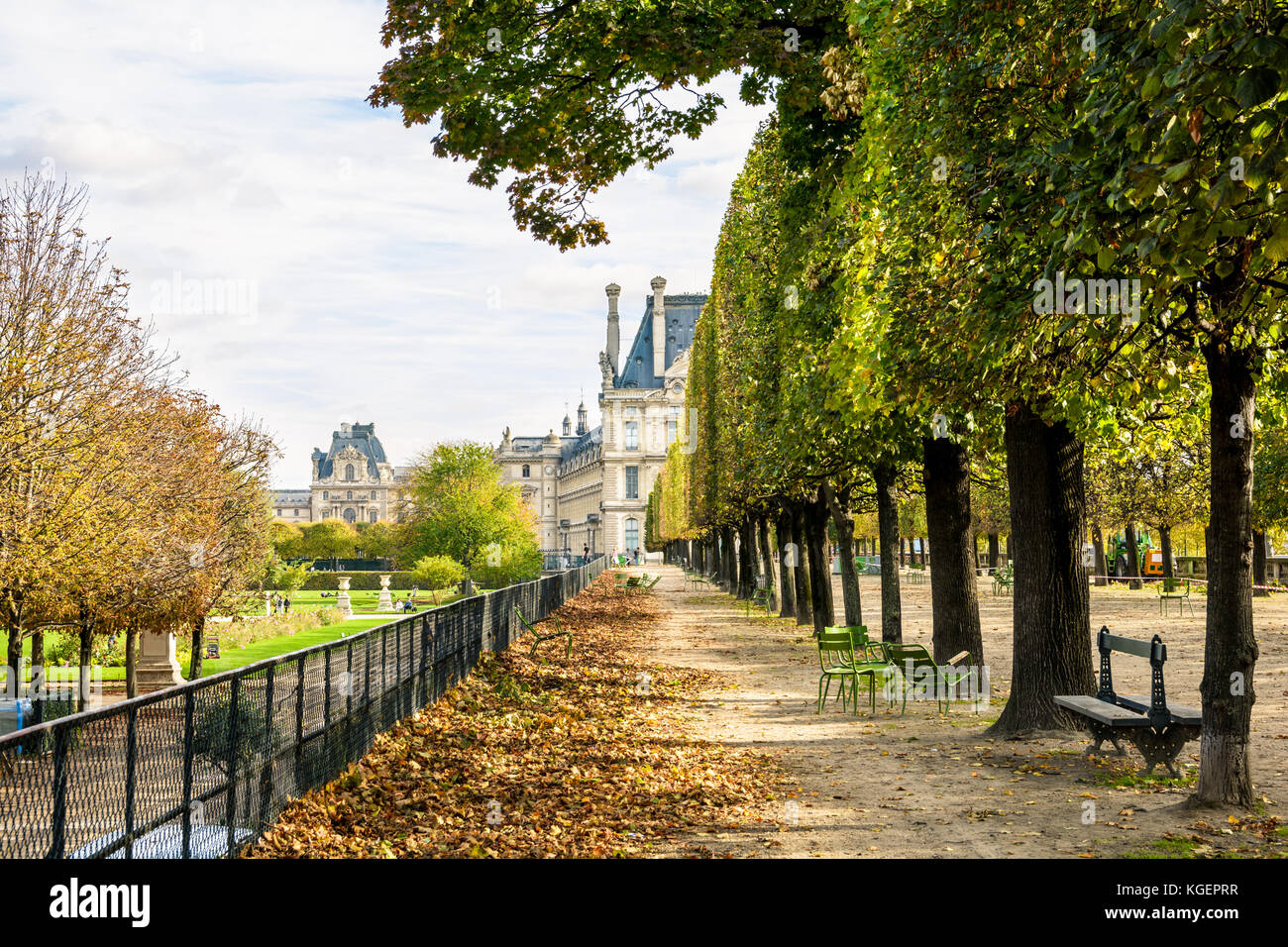 Die flore Pavillon des Louvre aus der Tuilerien in Paris gesehen, ein sonniger Herbstnachmittag, für die Ausrichtung von Linden, Metall Stockfoto