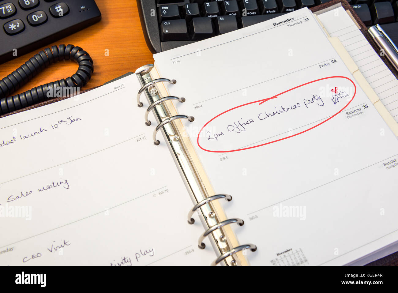 Ein Schreibtisch Tagebuch mit einem Eintrag für die Office Christmas Party rot eingekreist ist. Stockfoto