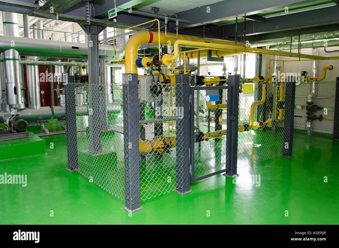 Das Innere eines modernen industriellen Gas Kesselraum. Rohrleitungen, Wasser Pumpen, Ventile, Manometer Stockfoto