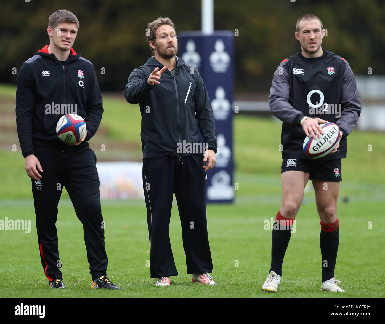 England tritt Trainer Jonny Wilkinson (Mitte) zusammen mit dem englischen Owen Farrell (links) und Mike Brown während des Trainings im Pennyhill Park, Bagshot. Stockfoto