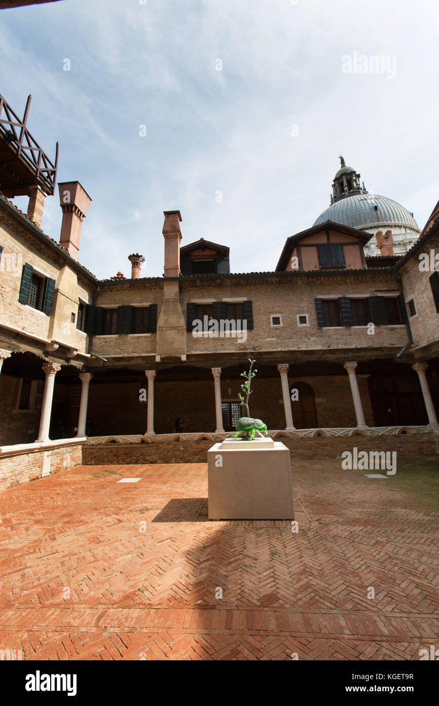 Stadt Venedig Italien. malerischen Blick in die Ausstellung im Innenhof des Abbazia di San Gregorio, in der Calle del Bastion. Stockfoto