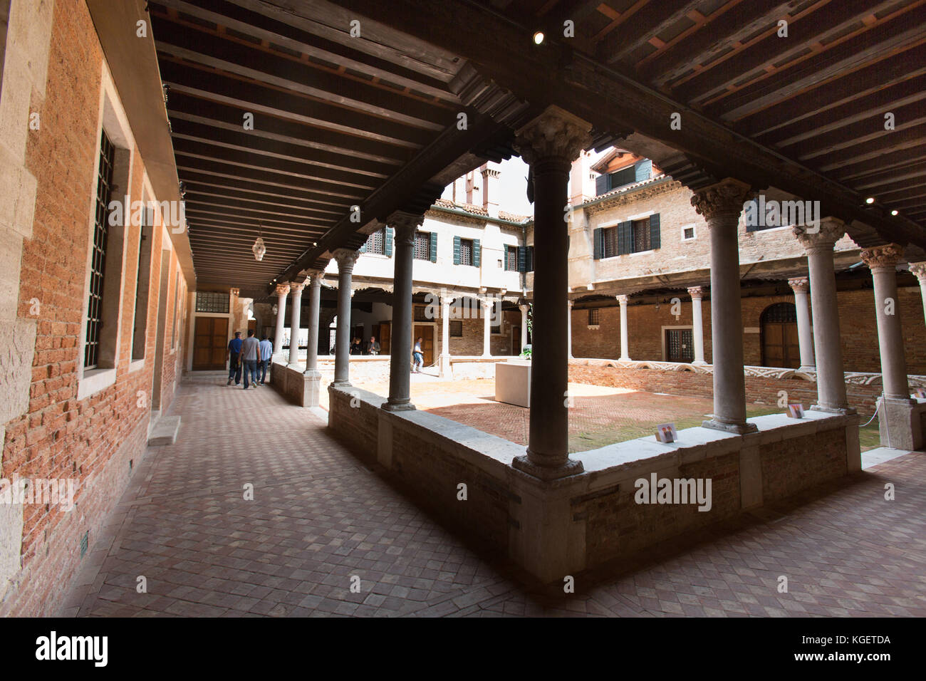 Stadt Venedig Italien. malerischen Blick in die Ausstellung im Innenhof des Abbazia di San Gregorio, in der Calle del Bastion. Stockfoto