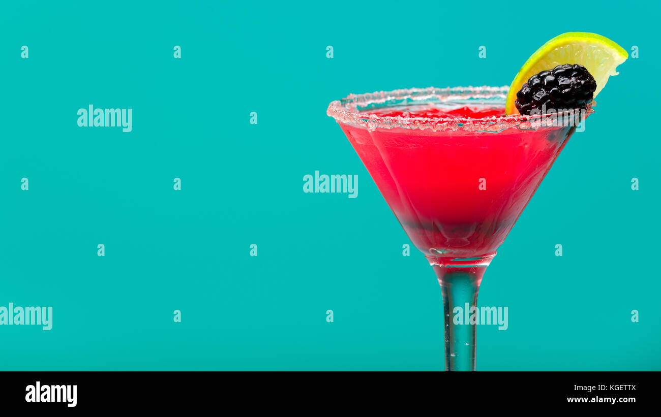 Erfrischende Frucht Cocktail auf Pastell türkis Hintergrund Stockfoto