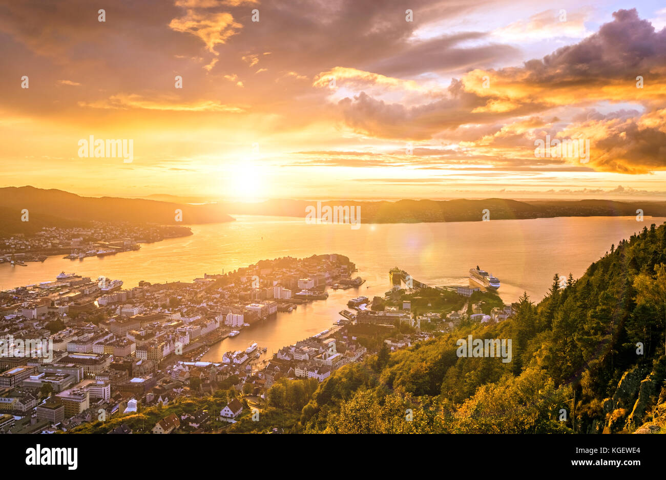 Atemberaubende Sonnenuntergangsansicht der Stadt Bergen vom Floyen Berg. Norwegen. Stockfoto