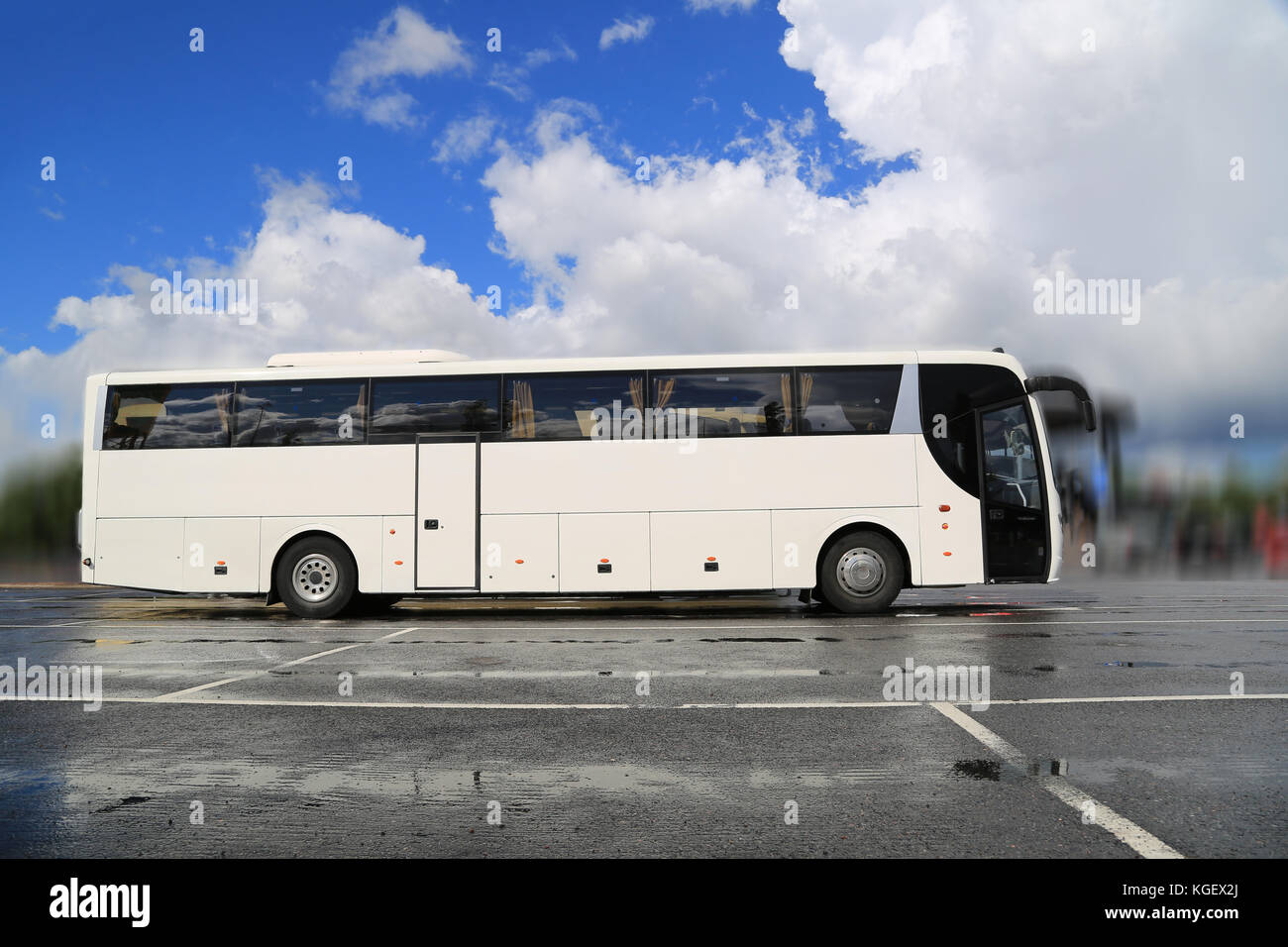 Weiß coach Bus wartet auf Passagiere an einem nebligen Morgen nach Regen. Stockfoto