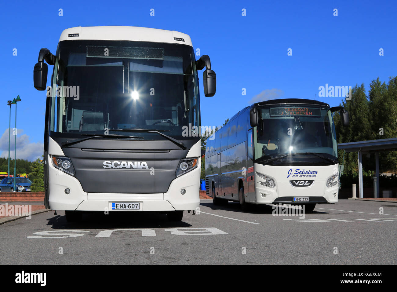 SALO, FINNLAND - 29. AUGUST 2015: White Scania Touring und VDL Futura Bus an der Bushaltestelle in Salo. Scania Touring ist ein Reisebus mit Chi Stockfoto
